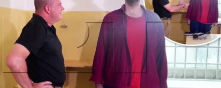 خواندن سرود ملی روسیه توسط زندانی محکوم به اعدام بریتانیایی در برابر دوربین + ویدیو