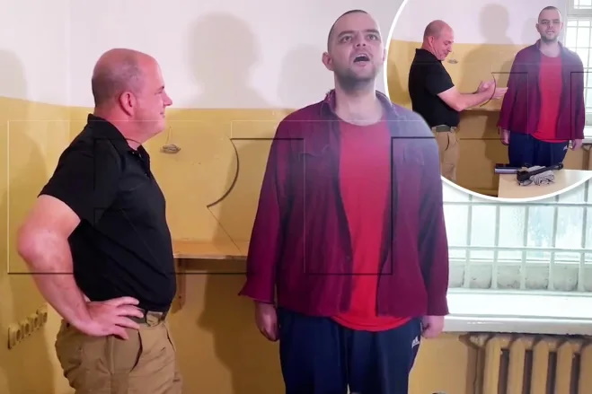 خواندن سرود ملی روسیه توسط زندانی محکوم به اعدام بریتانیایی در برابر دوربین + ویدیو