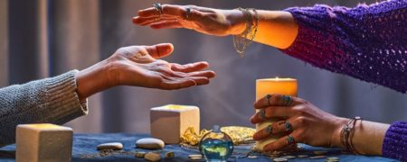 چرا بعضی ها به فال و طالع بینی اعتقاد دارند؟ فالگیرها چطور گولمان می زنند؟