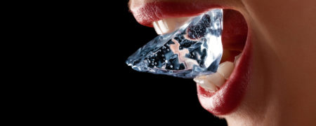 خطرات نوشیدن مایعات حاوی یخ و عادت جویدن یخ در فصل گرم تابستان