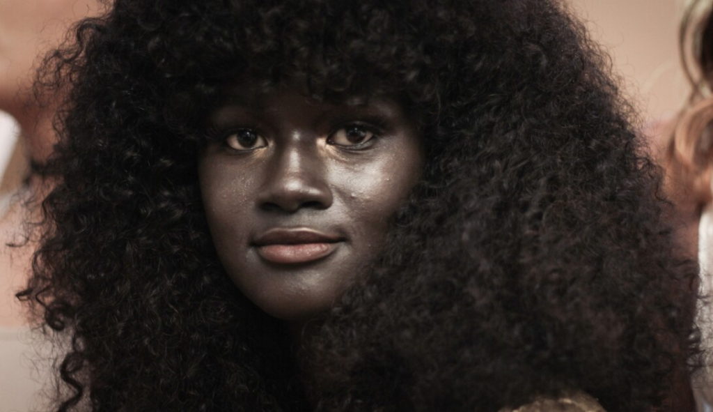مدل سنگالی که جهان را با پوست تیره اش شگفت زده کرد
