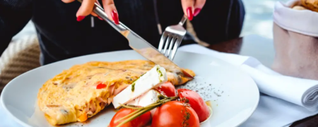 ۴ علامت مهم کمبود پروتئین؛ از شکنندگی ناخن‌ها تا درد عضلات