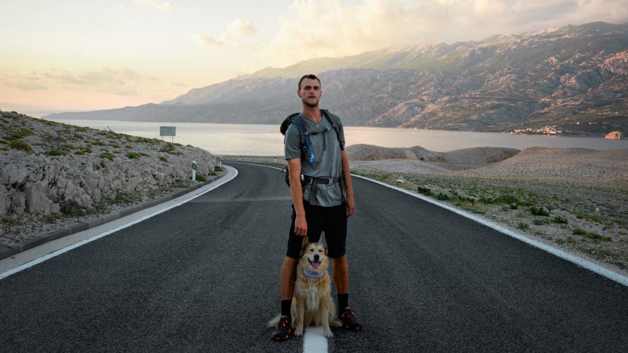 با مرد جوان و سگی که هفت سال دور دنیا را قدم زدند آشنا شوید