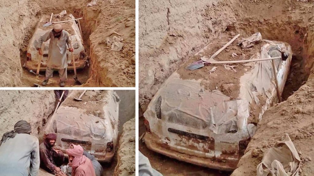 بیرون کشیدن خودرو تویوتا کرولای فرار بنیانگذار طالبان از زیر خاک پس از ۲۰ سال