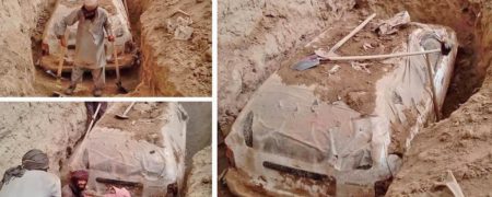 بیرون کشیدن خودرو تویوتا کرولای فرار بنیانگذار طالبان از زیر خاک پس از ۲۰ سال