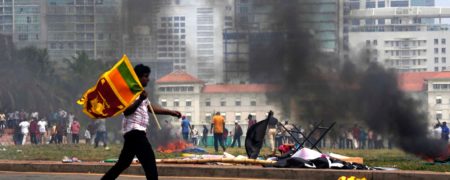 هجوم معترضان سریلانکایی به قصر ریاست جمهوری و شنا کردن در استخر آن + ویدیو