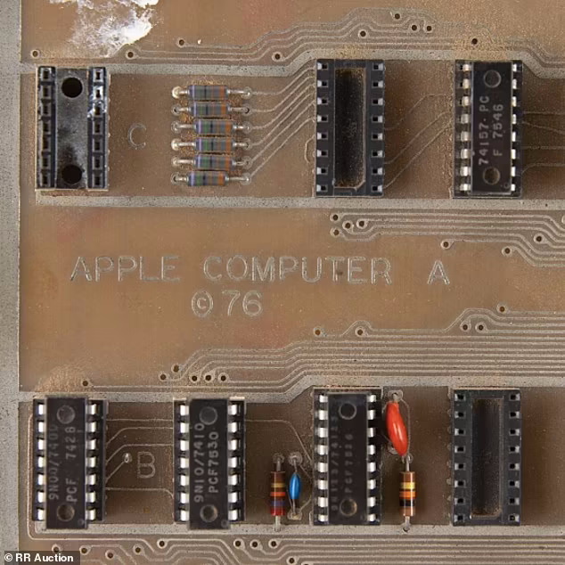 حراج نمونه اولیه کامپیوتر اپل که پیش بینی می‌شود بیش از نیم میلیون دلار فروخته شود