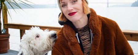 این زن مدعی است که سگش با او حرف زده و از خواب ها و احساساتش می گوید