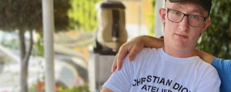 استخوان‌های این مرد جوان بیرون از اسکلت او رشد می‌کند