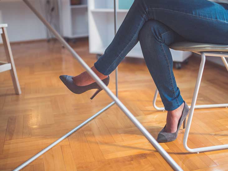 پا روی پا انداختن هنگام نشستن چه عوارضی دارد؟