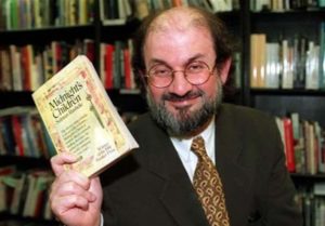ویدیو و تصاویر حمله به سلمان رشدی نویسنده کتاب آیات شیطانی