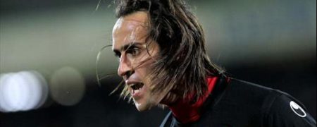 جمع آوری بیلبوردهای علی کریمی از سطح شهر تهران؛ واکنش «جادوگر» و حمایت چهره ها