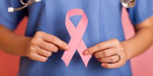 برای درمان سرطان سینه به چه پزشکی مراجعه کنیم؟