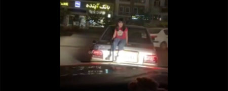 ماجرای پدری که دختر خردسالش را روی صندوق عقب پراید در حال حرکت گذاشت + ویدیو