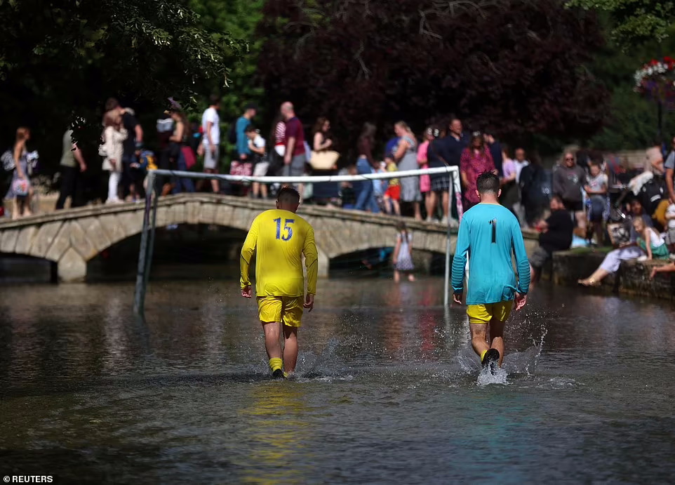 برگزاری یکی از عجیب ترین مسابقات جهان در انگلیس؛ از کشتی در آب گوشت تا فوتبال در آب