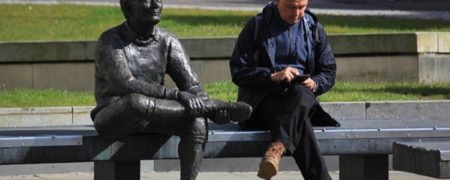 چرا نباید هنگام نشستن پاهایتان را روی هم بیاندازید؟