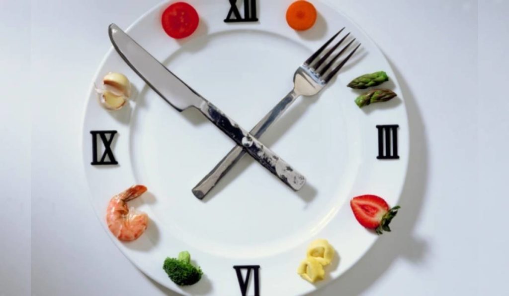 اگر می خواهید کاهش وزن داشته باشید این بهترین ساعت برای خوردن شام است