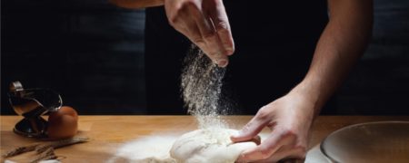 چطور در خانه خمیر پیتزا درست کنیم؟