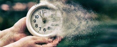 ۵ پیشگویی یک مسافر زمان از اتفاقات چند ماه آینده؛ فرار خوک زامبی و خلع جو بایدن