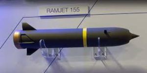 گلوله توپخانه Ramjet 155 نه تنها می تواند به برد بیش از 44 مایل افزایش یابد بلکه توانایی قفل کردن روی هدف و نابود کردن اهداف متحرک 