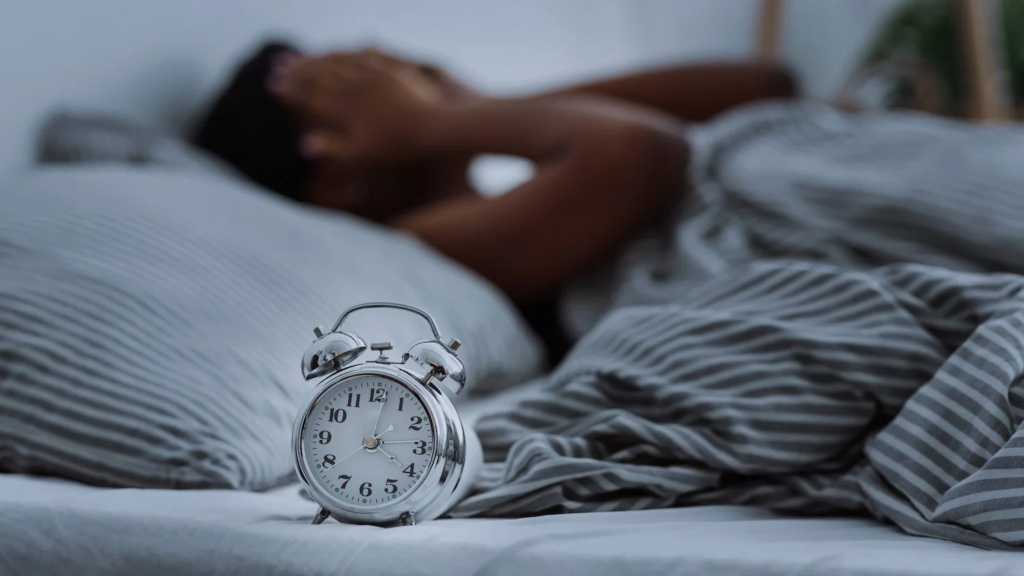 چرا هر شب سر یک ساعت خاص از خواب بیدار می‌شویم؟