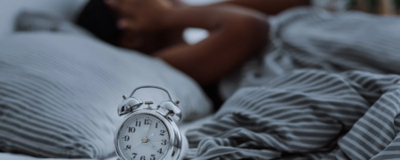 چرا هر شب سر یک ساعت خاص از خواب بیدار می‌شویم؟