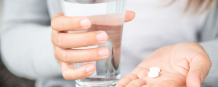 یک روش ساده برای خوردن داروی مسکن به منظور جذب سریع‌تر و تاثیر بیشتر آن