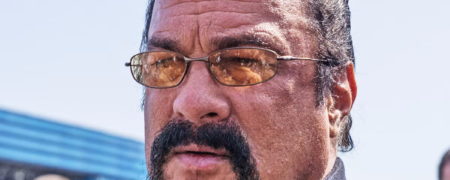 بازدید استیون سیگال از زندانی در دونتسک که ۵۰ اسیر اوکراینی در آن کشته شدند + ویدیو