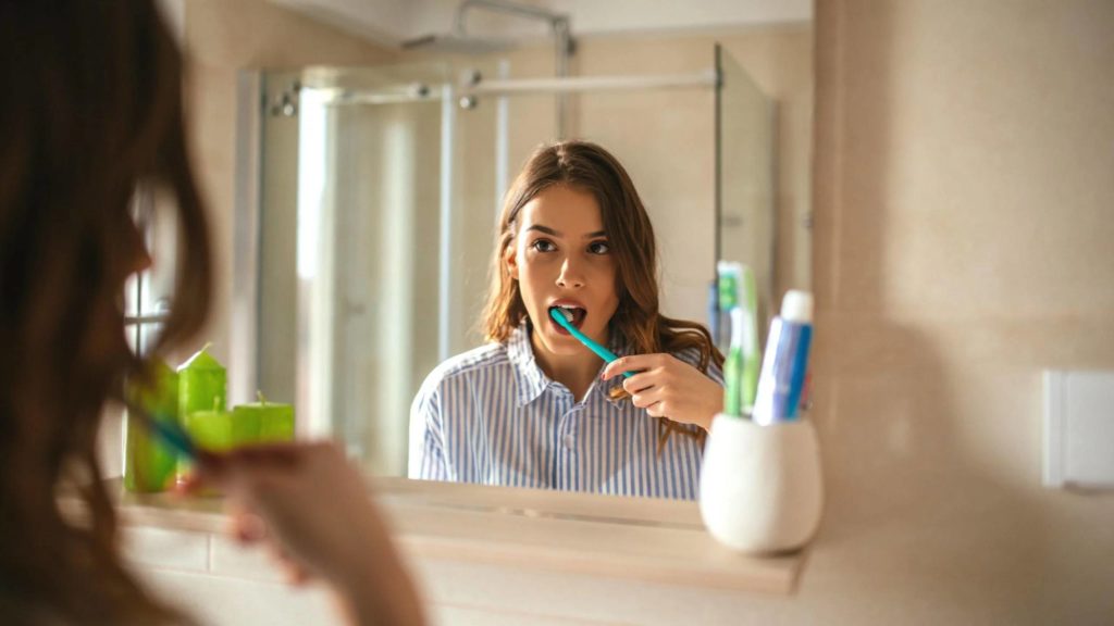 چرا نباید بعد از مسواک زدن دهان خود را بشویید؟