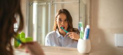 چرا نباید بعد از مسواک زدن دهان خود را بشویید؟