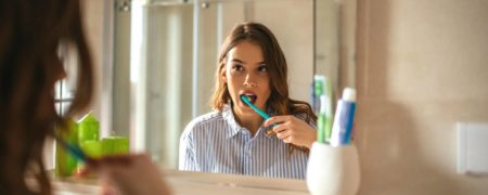 چرا نباید بعد از مسواک زدن دهان خود را بشویید؟