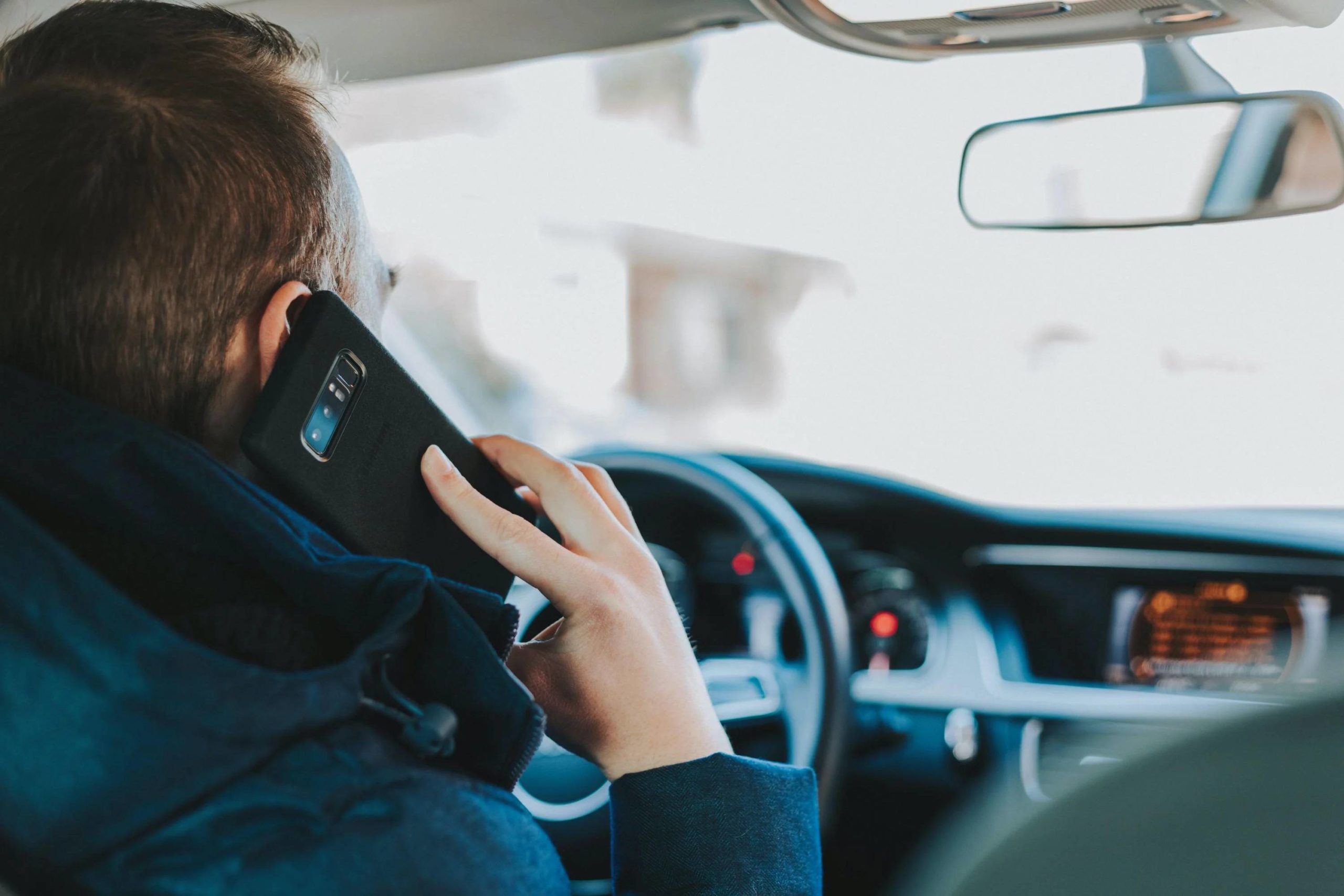 ماجرای 2 جریمه شدن برای صحبت با موبایل هنگام رانندگی چیست؟