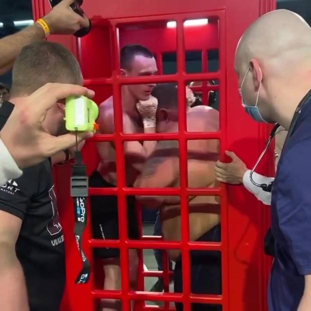 ماجرای مبارزه MMA در باجه تلفن در روسیه چیست؟