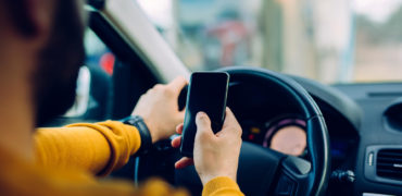 از این پس ۲ جریمه برای صحبت با موبایل هنگام رانندگی صادر می شود