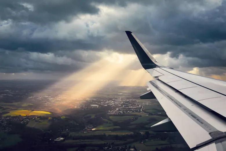 چرا هواپیماهای مسافربری از میان ابرها حرکت نمی کنند؟