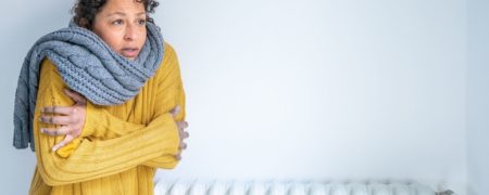 ۷ دلیل که نشان می‌دهد چرا همیشه سردتان است؛ از دیابت تا کم آبی بدن