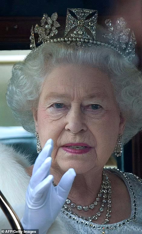 ألق نظرة على مجموعة المجوهرات الرائعة لملكة بريطانيا العظمى