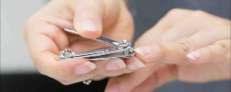 از خرافه تا واقعیت: چرا نباید شب ناخن بگیریم؟