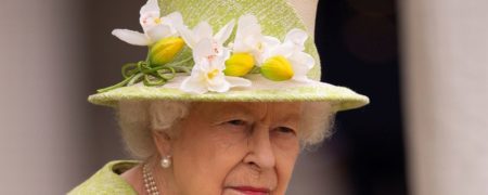 نامه دست نویس ملکه در جعبه شیشه‌ ای که تا سال ۲۰۸۵ نمی‌‌ توان آن را خواند