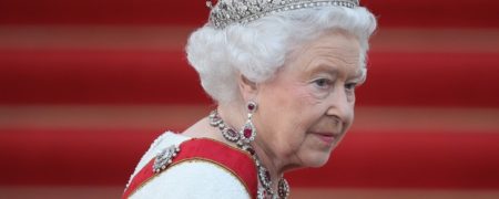 ۱۰ باری که ملکه انگلیس پروتکل سلطنتی را زیر پا گذاشت