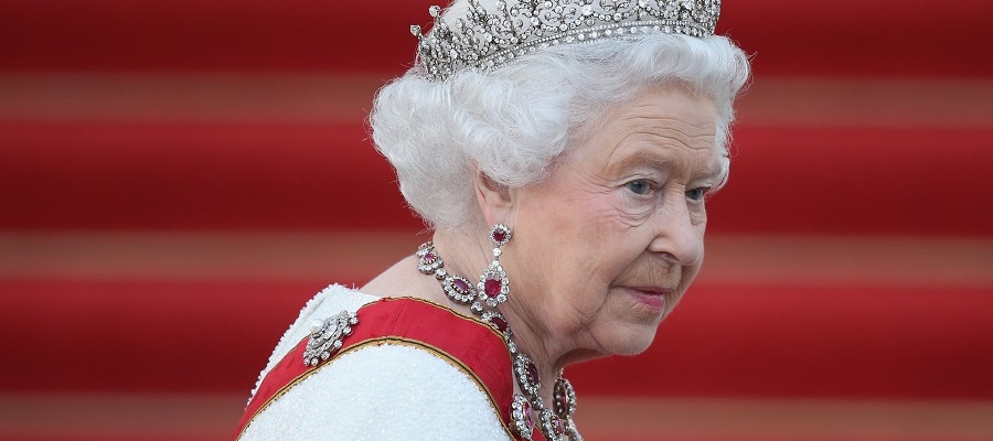 ۱۰ باری که ملکه انگلیس پروتکل سلطنتی را زیر پا گذاشت