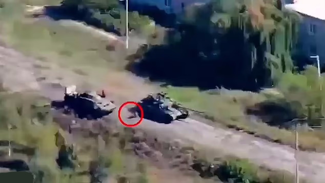 لحظه دراماتیک فرار تانک روسی و افتادن سربازان از روی سقف آن + ویدیو