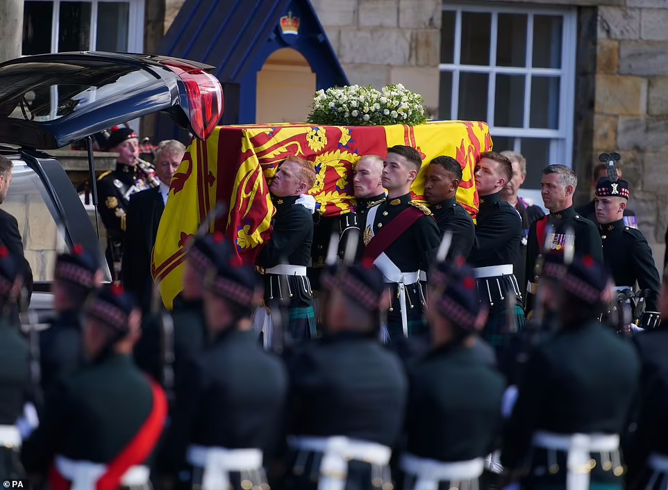 مراسم تشییع جنازه ملکه الیزابت در ادینبورگ برگزار شد