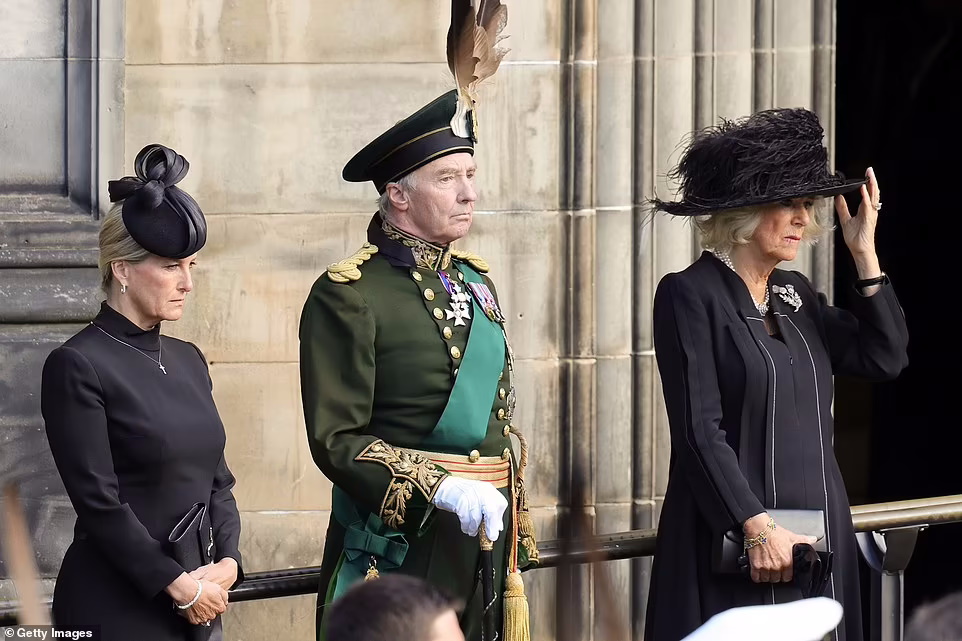 مراسم تشییع جنازه ملکه الیزابت در ادینبورگ برگزار شد