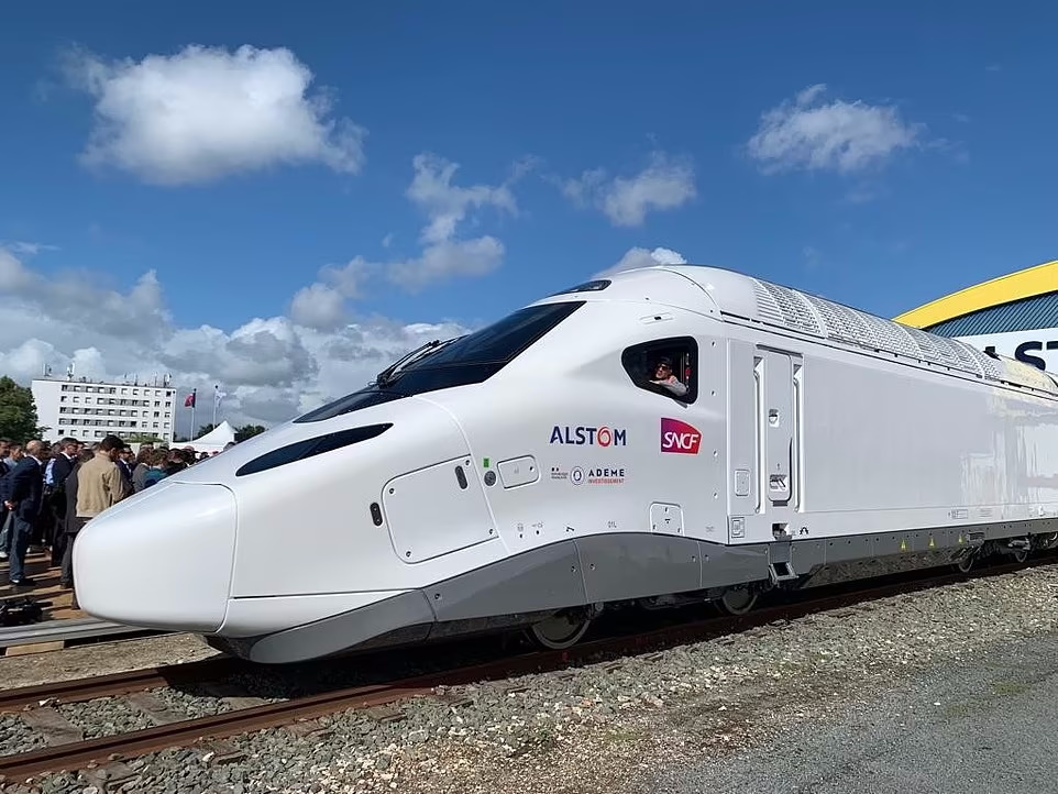 رونمایی فرانسه از قطار سریع السیر جدید با سرعت بیش از ۳۵۰ کیلومتر در ساعت