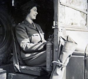صور الملكة إليزابيث الثانية خلال الحرب العالمية الثانية