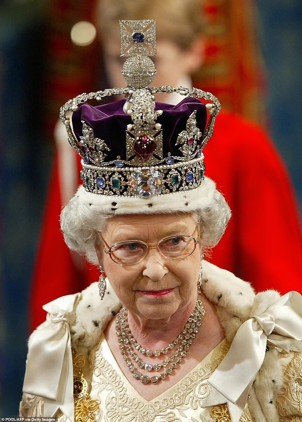 نگاهی به مجموعه خیره‌کننده تاج‌های ملکه انگلیس
