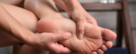 پاهای شما در مورد کبدتان چه می‌گوید؟ ارتباط خارش، گرما و بوی پا با بیماری کبد