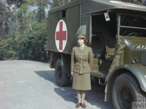 تصاویری از ملکه الیزابت دوم در دوران حضور در جنگ جهانی دوم