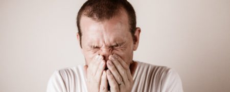 چرا زیاد عطسه می‌کنیم؟ دلیل عطسه کردن های متوالی چیست؟